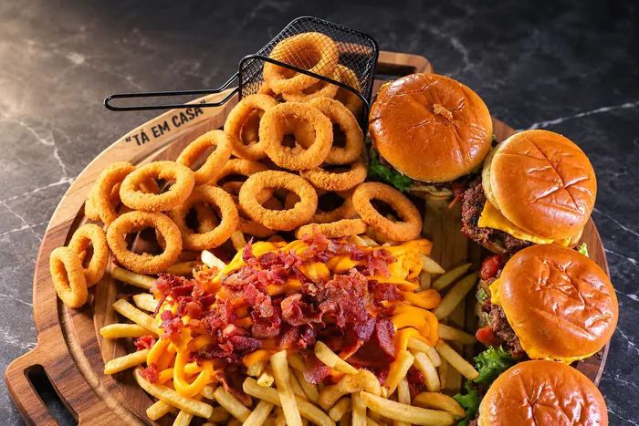 Anéis de cebola empanados com batata cheddar e bacon