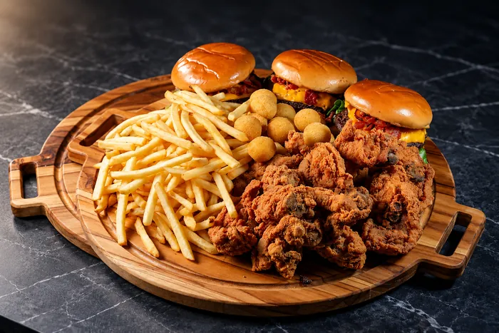 Tábua com hambúrgueres, frango crocante e batata