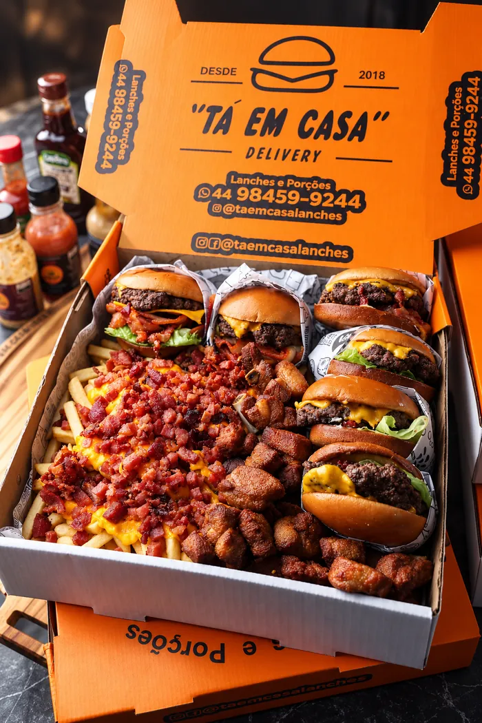 Caixa com lanches, batata cheddar e bacon e costelinha