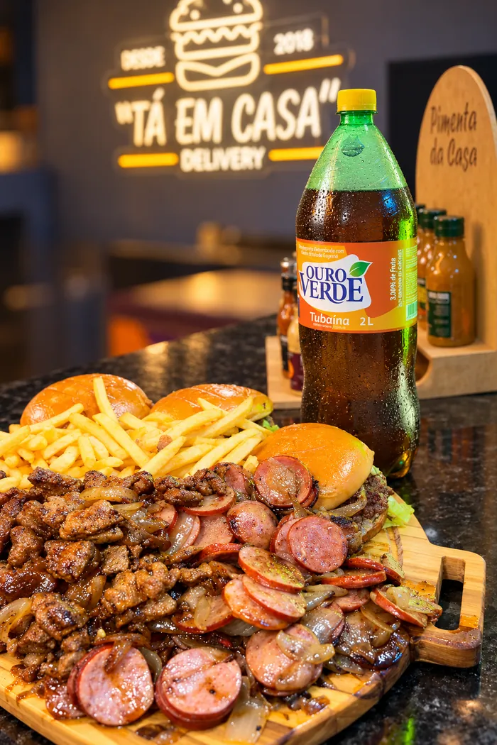 Porção de calabresa acebolada com batata frita